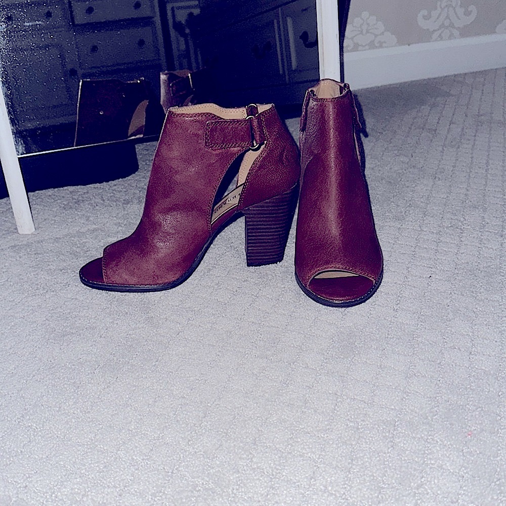 Size 8 burgundy open toe booties.